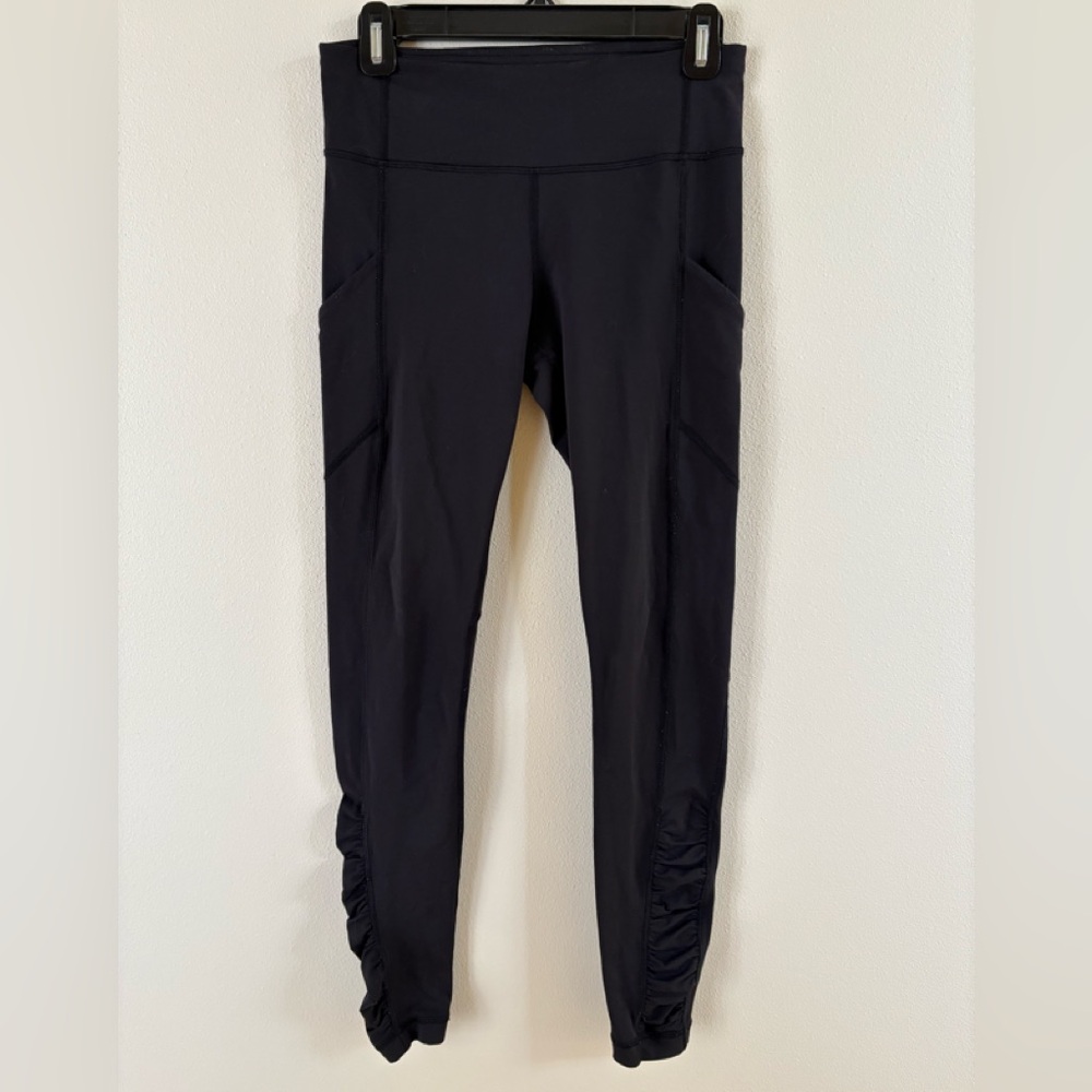 Lululemon Black Leggings w/Side Pockets & ruching (Size 6)